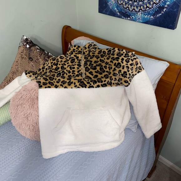 Leopard Print Sherpa Fleece Pullover Top - Picture 8 of 8